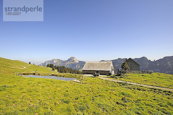Bauernhof auf dem Hochplateau Alp Sigel  1730 m  in den Appenzeller Alpen mit Blick auf den Hohen Kasten  1795 m  Kanton Appenzell Innerrhoden  Schweiz  Europa