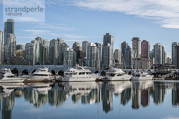 Wolkenkratzer und Segelboote im Yachthafen  Skyline von Vancouver spiegelt sich im Meer  Coal Harbour  Downton Vancouver  British Columbia  Kanada  Nordamerika