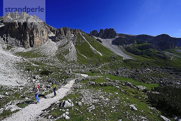 Wanderer auf der Südseite der Drei Zinnen auf dem Weg von der Auronzohütte zur Büllele Jochhütte  Sextner Dolomiten  Hochpustertal  Südtirol  Italien  Europa