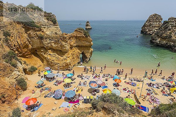 Touristen und Badegäste am Sandstrand  Praia do Camilo  Felsenküste der Algarve  Lagos  Portugal  Europa