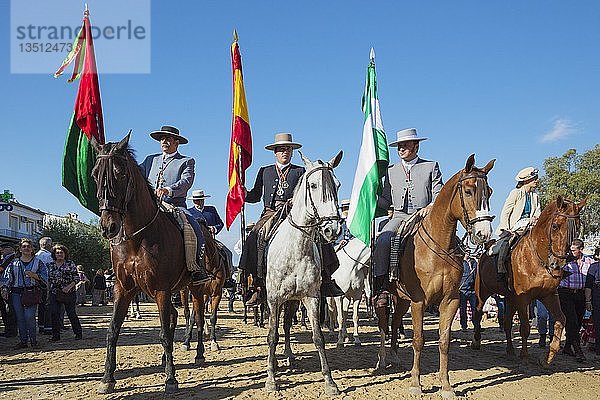 Menschen in traditioneller Kleidung reiten auf Pferden  Pfingstwallfahrt von El Rocio  Provinz Huelva  Andalusien  Spanien  Europa