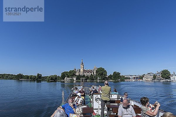 Schweriner Schloss  Touristen auf einem Ausflugsboot auf dem Schweriner See  Schwerin  Mecklenburg-Vorpommern  Deutschland  Europa