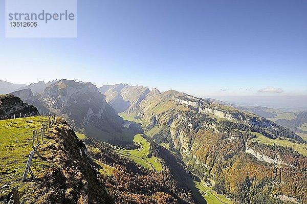 Blick vom Hochplateau Alp Sigel  1730 m  hinunter in Richtung Wasserauen in den Appenzeller Alpen  mit der Ebenalp rechts und dem Säntis in der Mitte  Kanton Appenzell Innerrhoden  Schweiz  Europa