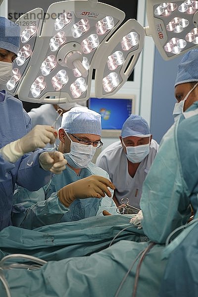 Chirurgen während einer Operation  chirurgische Abteilung  Krankenhaus  Tschechische Republik  Europa