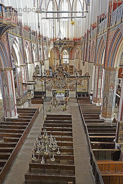 Innenansicht von der Orgelempore in das Kirchenschiff der Nikolaikirche  Hansestadt Stralsund  UNESCO-Welterbe  Mecklenburg-Vorpommern  Deutschland  Europa