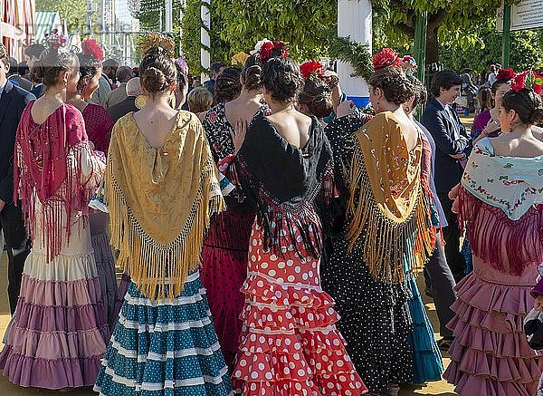 Spanische Frauen mit bunten Flamenco-Kleidern  Feria de Abril  Sevilla  Andalusien  Spanien  Europa