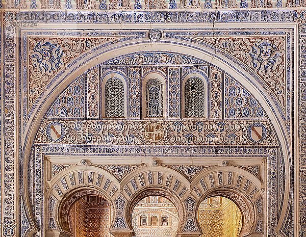 Mit Arabesken verzierte Wandbögen  Arabische Architektur  Salon der Botschafter im Alcázar von Sevilla  Königspalast  Palast Real Alcazar  Andalusien  Spanien  Europa