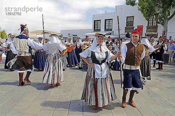 Tanzaufführung einer kanarischen Folkloregruppe  Teguise  Lanzarote  Kanarische Insel  Spanien  Europa