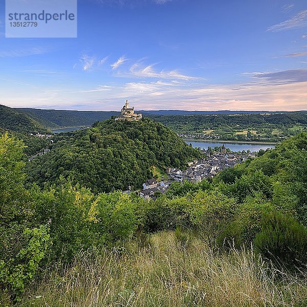 Aussicht auf die Marksburg und die Stadt Braubach am Rhein  hinten Spay  UNESCO-Welterbe Oberes Mittelrheintal  Rheinland-Pfalz  Deutschland  Europa
