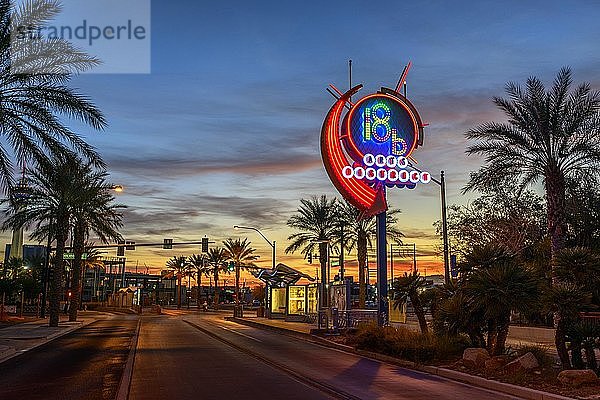 Neon-Leuchtreklame des 18b Arts District bei Sonnenuntergang  Las Vegas Arts District  Downtown  Las Vegas  Nevada  USA  Nordamerika