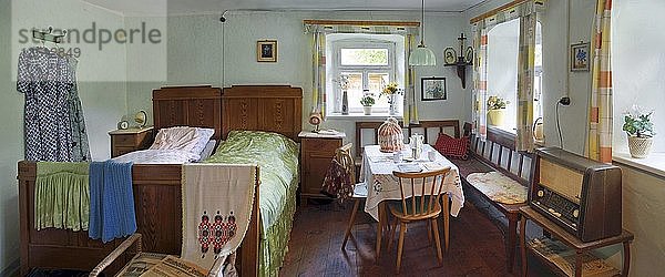 Wohn- und Schlafzimmer aus den 50er Jahren  mit Radio  Sitzgruppe und Bett  Fränkisches Freilandmuseum Bad Windsheim  Bayern  Deutschland  Europa