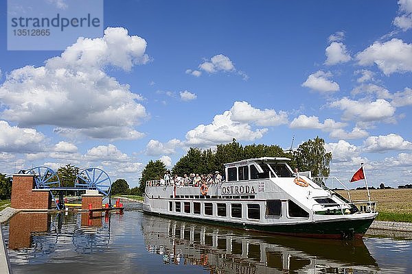 Schiff Ostroda an einer Schleuse im Oberlandkanal  Schönfeld  Olesnica  Ermland-Masuren  Polen  Europa