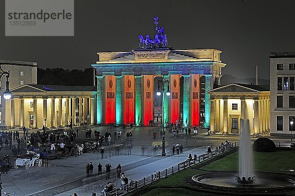 Brandenburger Tor am Pariser Platz  beleuchtet beim Festival of Lights 2009  Berlin  Deutschland  Europa