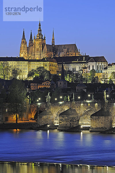 Blick auf die Moldau  Karlsbrücke  Veitsdom  bei Nacht  UNESCO-Weltkulturerbe  Prag  Böhmen  Tschechische Republik  Tschechische Republik  Europa