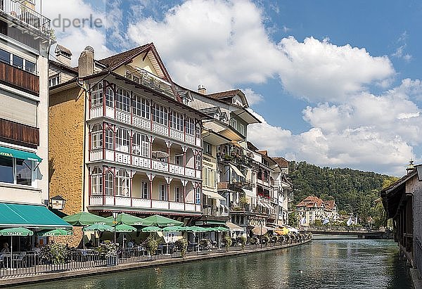 Häuser am Fluss Aare  Thun  Schweiz  Europa