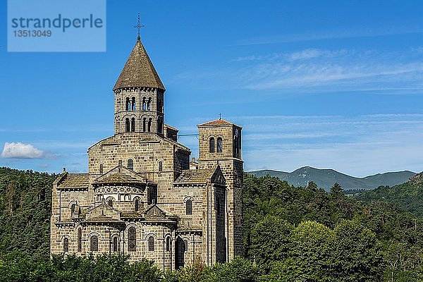 Romanische Kirche Saint Nectaire  Regionaler Naturpark der Vulkane der Auvergne  Departement Puy de Dome  Auvergne Rhone Alpes  Frankreich  Europa