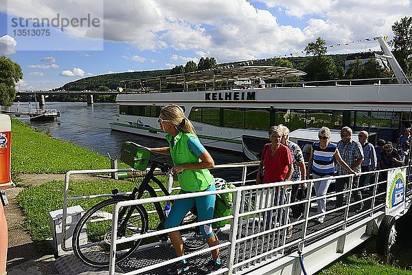 Radfahrer schiebt Rad von Ausflugsschiff  Kelheim  Ostbayern  Niederbayern  Bayern  Deutschland  Europa