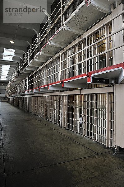 Blick in einen Zellenblock im Gefängnis  Alcatraz Island  Kalifornien  USA  Nordamerika