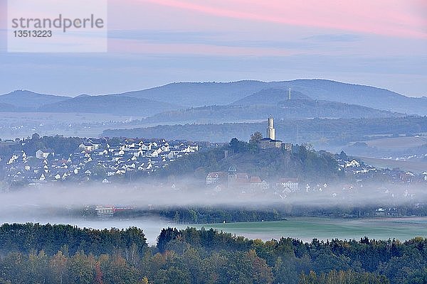 Blick auf die Stadt Felsberg mit Felsburg  Nordhessen  Felsberg  Hessen  Deutschland  Europa