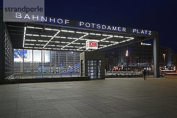 Eingang zum Bahnhof Potsdamer Platz  in den Abendstunden  Mitte  Berlin  Berlin  Deutschland  Europa