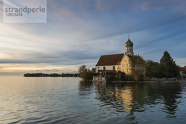 Abendstimmung mit der Barockkirche St. Georg am Ufer von Wasserburg am Bodensee  Bodensee  Wasserburg - Bodensee  Schwaben  Bayern  Deutschland  Europa