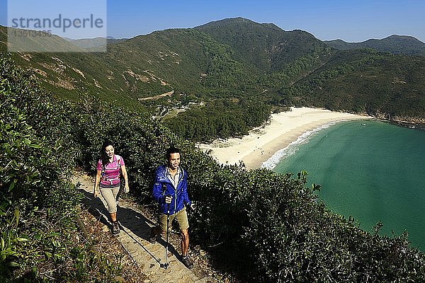 Wanderer auf dem McLehose Trail mit Blick auf den Long Ke Beach  Sai Kung Peninsula  New Territories  Hongkong  China  Asien