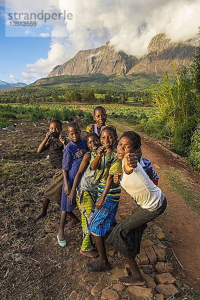 Kinder haben Spaß beim Posieren vor dem Berg Mulanje  Malawi  Afrika