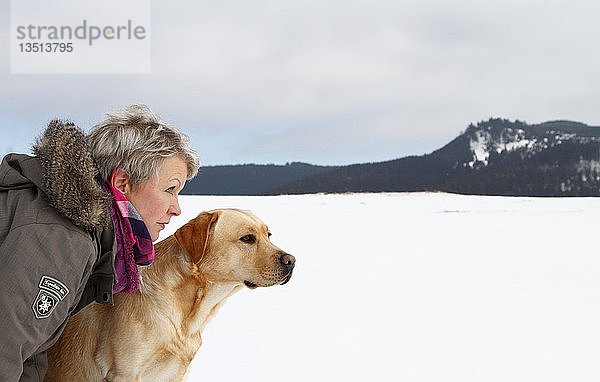 Frau mit Golden Retriever im Schnee  Thüringen  Deutschland  Europa