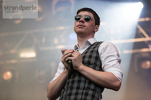 Ross Farrelly  Sänger der irischen Rhythm and Blues Band The Strypes live am 26. Heitere Open Air in Zofingen  Aargau  Schweiz  Europa