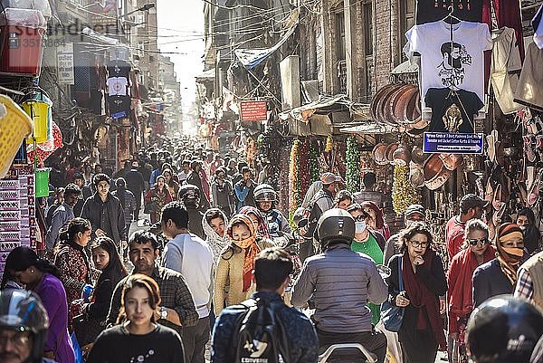 Menschenmassen in der Altstadt von Kathmandu  Nepal  Asien