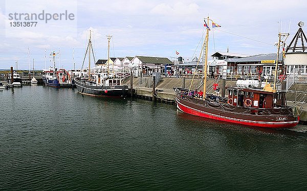 Kutter  Ausflugsschiff mit Touristen im Hafen von List  Sylt  Nordfriesische Inseln  Nordfriesland  Schleswig-Holstein  Deutschland  Europa