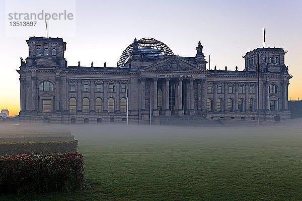 Reichstagsgebäude in der Dämmerung mit Bodennebel und Gegenlicht  Berlin  Deutschland  Europa  PublicGround  Europa