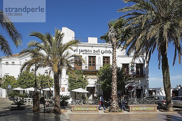 Die Plaza de España und strahlend weiß getünchte Häuser in der auf einem Hügel gelegenen Stadt Vejer de la Frontera  Provinz Cádiz  Andalusien  Spanien  Europa