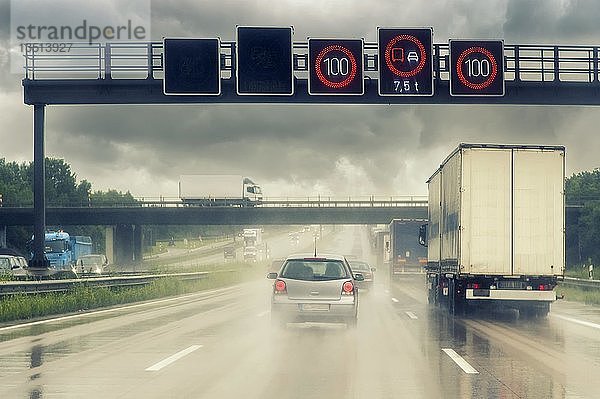 Autobahn A1 im Regen  Niedersachsen  Deutschland  Europa