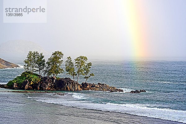 Regenbogen über kleiner Insel bei Port Glaud  Insel Mahe  Seychellen  Afrika