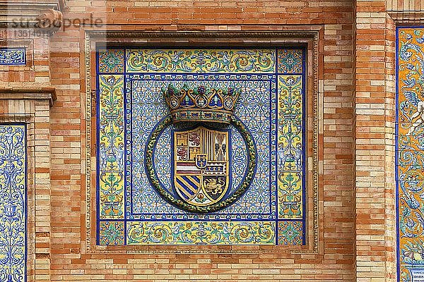 Mosaikfliesen  Azulejos mit Wappen  Prachtbau auf der Plaza de España  Sevilla  Andalusien  Spanien  Europa