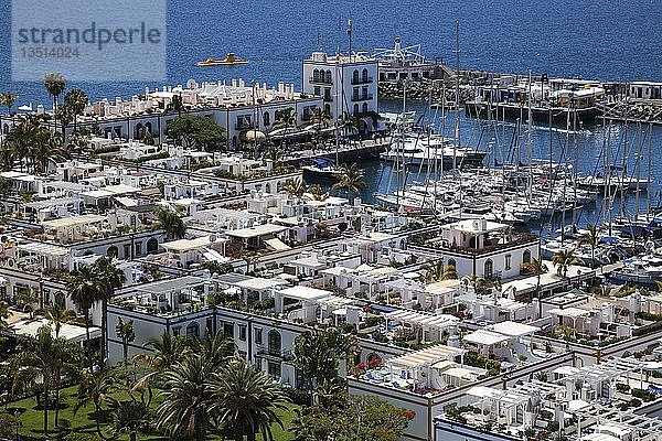 Blick vom Mirador Mogan auf den Ort mit Yachthafen  Puerto de Mogan  Gran Canaria  Kanarische Inseln  Spanien  Europa