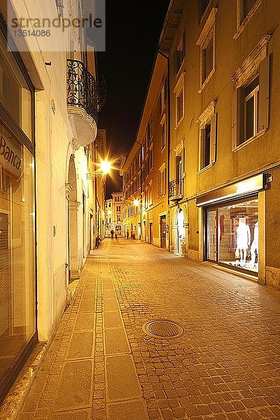 Straße im historischen Viertel von Rovereto bei Nacht  Etschtal  Trentino-Südtirol  Italien  Europa