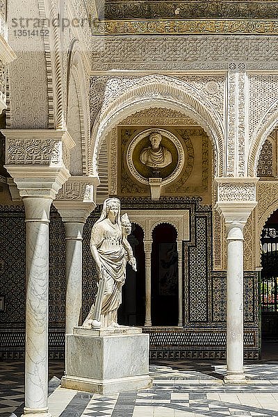 Arkade  Innenhof mit Statue  Stadtpalast  andalusischer Adelspalast  Casa de Pilatos  Sevilla  Andalusien  Spanien  Europa