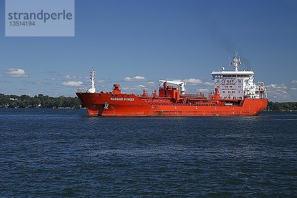Tankschiff Harbour Pioneer  Öl- und Chemikalientankschiff  Sankt-Lorenz-Strom  Provinz Quebec  Kanada  Nordamerika