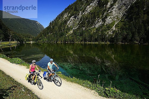 Radfahrer auf dem Mozart-Radweg am Lödensee  Ruhpolding  Chiemgau  Oberbayern