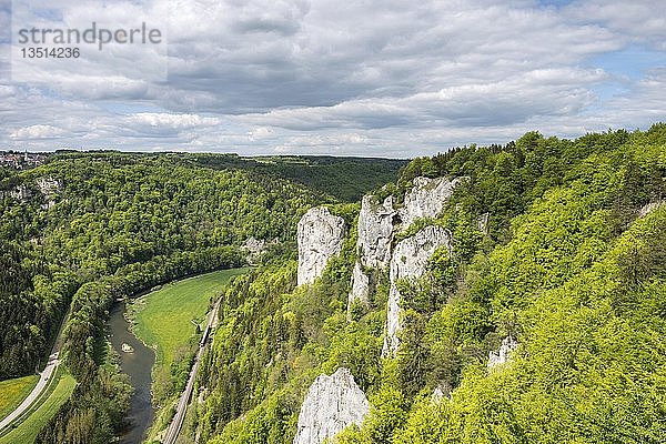 Blick auf das obere Donautal vom Jägerfelsen aus gesehen  Baden-Württemberg  Deutschland  Europa