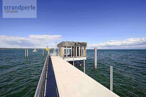 2010 gebauter Steg mit Wetterschutz am Ufer von Altnau  Kanton Thurgau  Schweiz  Europa