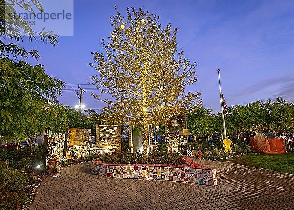 Community Healing Garden zum Gedenken an die Opfer des Anschlags  der Massenerschießung beim Route 91 Harvest Festival  Route 91 Memorial Rock Garden  Sonnenuntergang  Las Vegas Arts District  Downtown  Las Vegas  Nevada  USA  Nordamerika