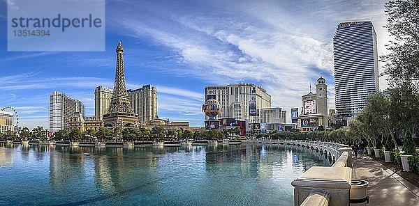 Rekonstruierter Eiffelturm  Hotel Paris und der See vor dem Hotel Bellagio  Las Vegas Strip  Las Vegas  Nevada  USA  Nordamerika