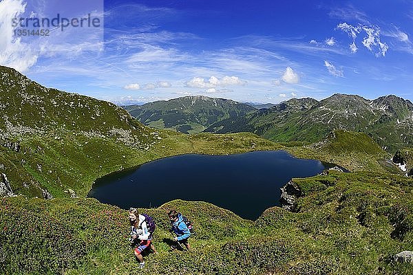 Wanderer am Mittleren Wildalmsee auf dem Weg zum Schafsiedel  Kelchsau  Kitzbüheler Alpen  Tirol  Österreich  Europa