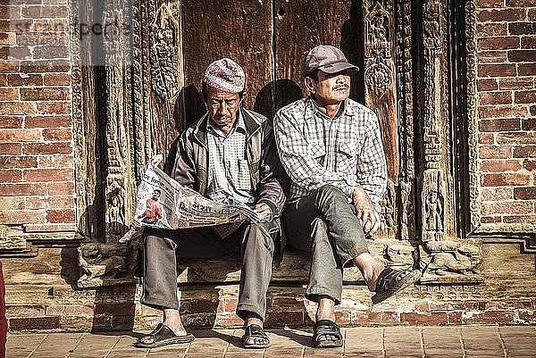 Zwei Männer  Patan  Kathmandutal  Nepal  Asien