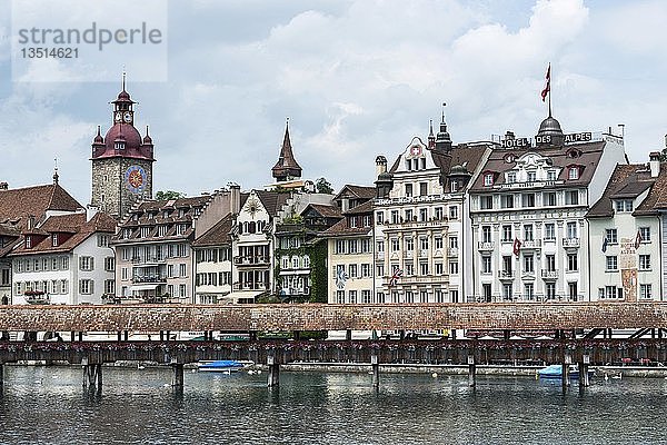 Ansicht der Kapellbrücke über die Reuss  im Hintergrund das Hotel Des Alpes  links der Rathausturm  Luzern  Kanton Luzern  Schweiz  Europa