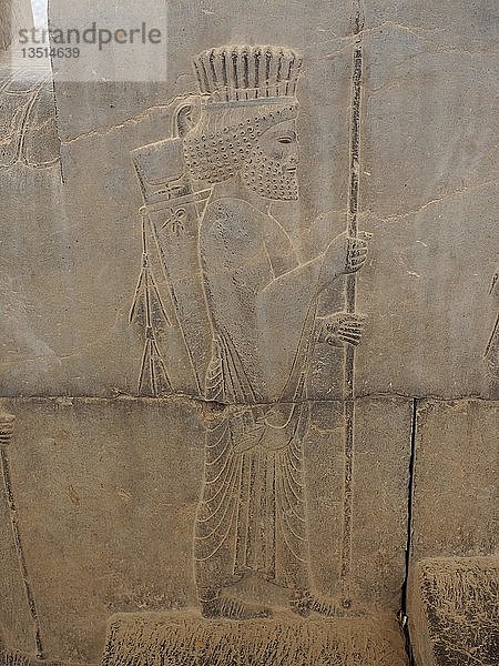 Antikes Relief der Achämeniden  Perser mit Lanze und Bogen  Soldaten der unsterblichen Garde  Apadana-Palast  alte persische Residenz Persepolis  Provinz Fars  Iran  Asien