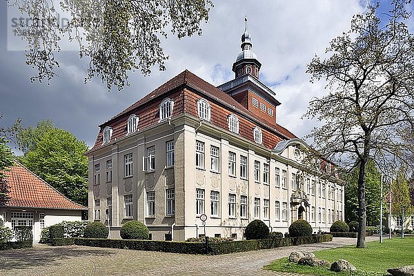 Cloppenburger Amtshaus  ehemals Amtsverwaltung  Katasteramt  Bauamt und Finanzamt  heute Hauptgebäude des Cloppenburger Amtsgerichts  Cloppenburg  Niedersachsen  Deutschland  Europa